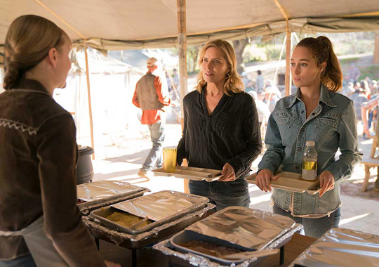 fear-the-walking-dead-season-3-madison-dickens-alicia-debnam-carey-935x658-2.jpg