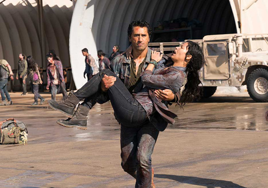 fear-the-walking-dead-season-3-travis-curtis-luciana-garcia-935x658.jpg